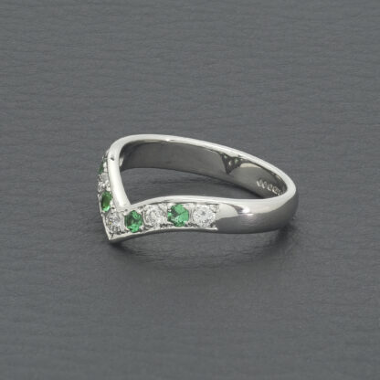 18ct White Gold 0.15ct Diamond & Emerald Wishbone Ring - Image 3