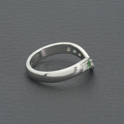18ct White Gold 0.15ct Diamond & Emerald Wishbone Ring - Image 2