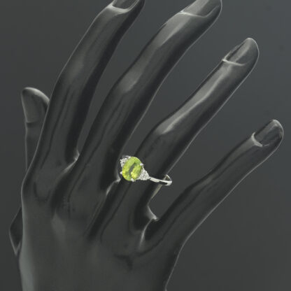18ct White Gold 0.10ct Diamond & Peridot Cluster Ring - Image 4