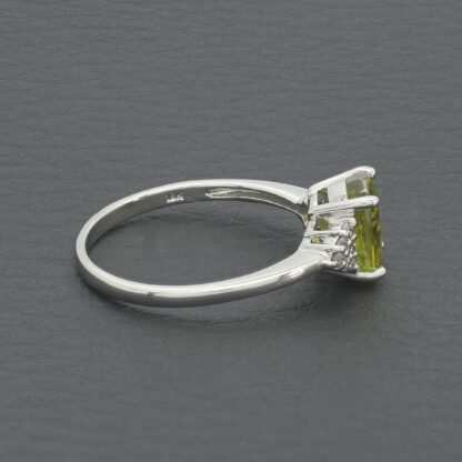 18ct White Gold 0.10ct Diamond & Peridot Cluster Ring - Image 2