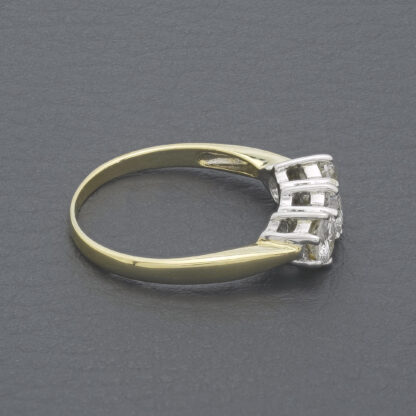 18ct Yellow Gold 0.89ct Diamond 3 Stone Ring - Image 2