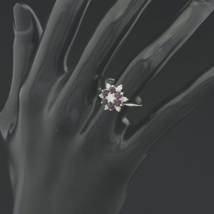 18ct White Gold 0.27ct Diamond & Ruby Cluster Ring - Image 2