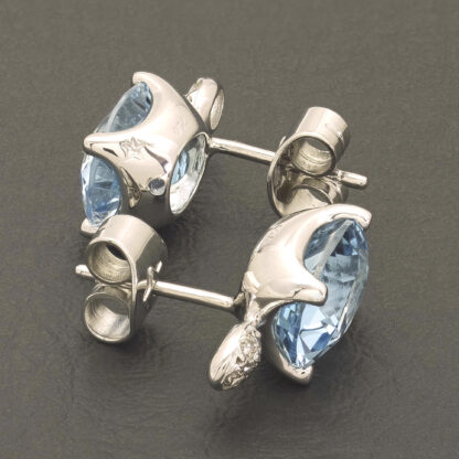 18ct White Gold Blue Topaz And 0.08ct Diamond Stud Earrings - Image 4
