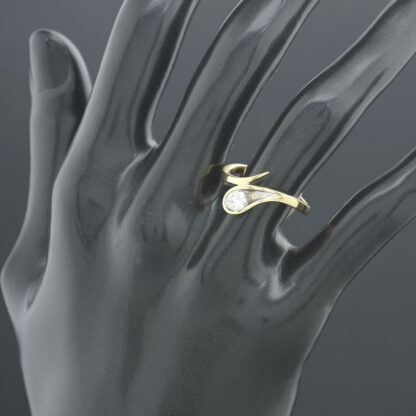 18ct Yellow Gold 0.35ct Diamond Twist Ring - Image 4