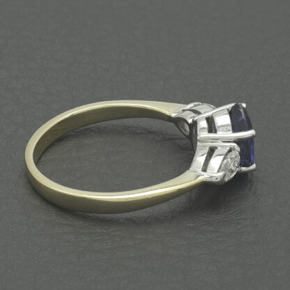 18ct Yellow Gold 0.50ct Diamond & 1.38ct Sapphire 3 Stone Ring - Image 3