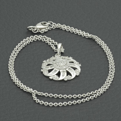 9ct White Gold Fancy 0.30ct Diamond Necklace 14'' - Image 2