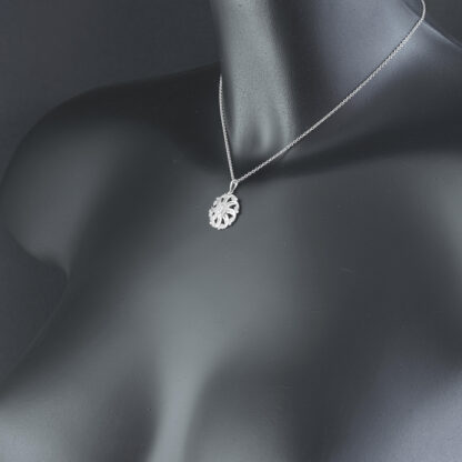 9ct White Gold Fancy 0.30ct Diamond Necklace 14'' - Image 4
