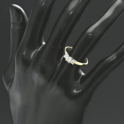 9ct Yellow Gold 0.33ct 3 Stone Diamond Ring - Image 4