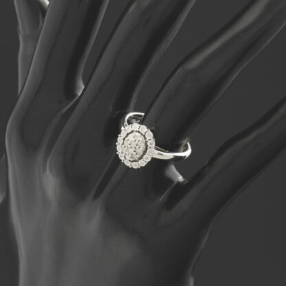 9ct White Gold 0.25ct Diamond Cluster Ring - Image 3