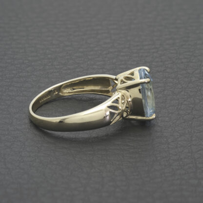 9ct Yellow Gold Blue Topaz Ring - Image 3