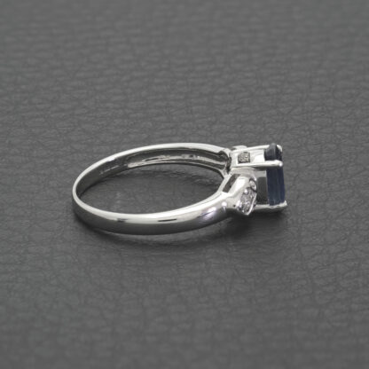 9ct White Gold 0.93ct Sapphire And Diamond Ring - Image 3