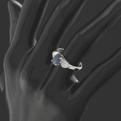 9ct White Gold 0.93ct Sapphire And Diamond Ring - Image 4