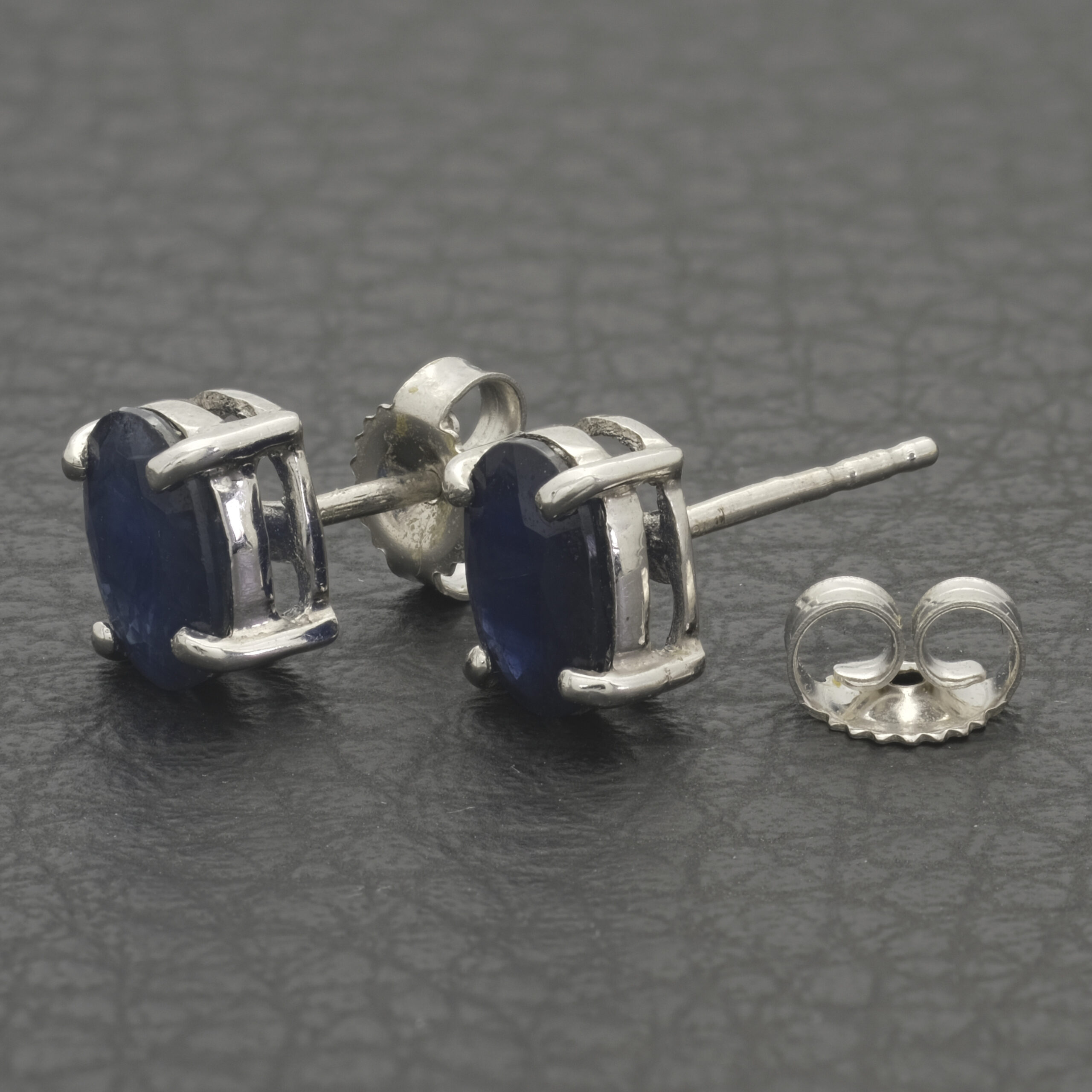 9ct White Gold 1.20ct Sapphire Stud Earrings - Image 3