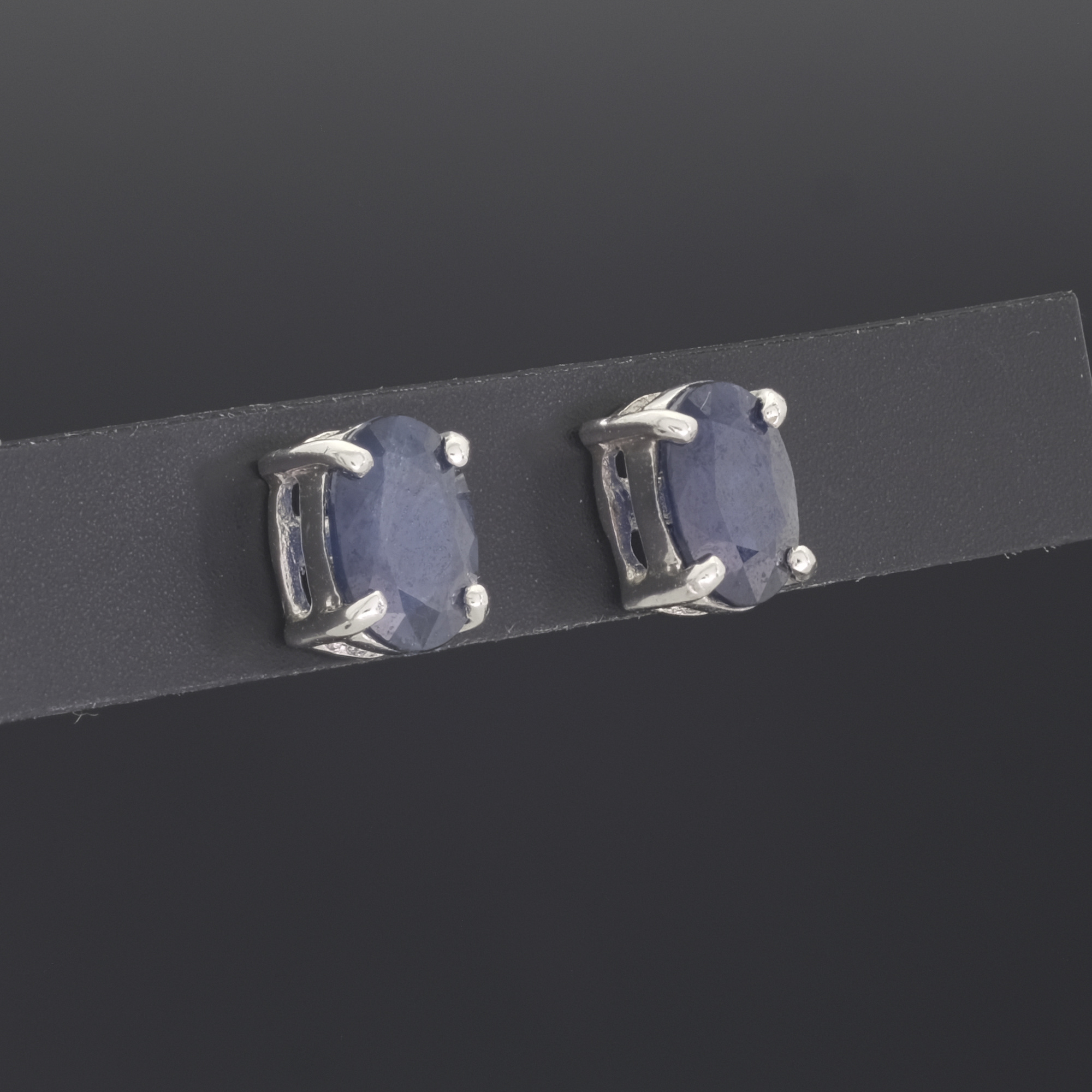 9ct White Gold 1.20ct Sapphire Stud Earrings - Image 2