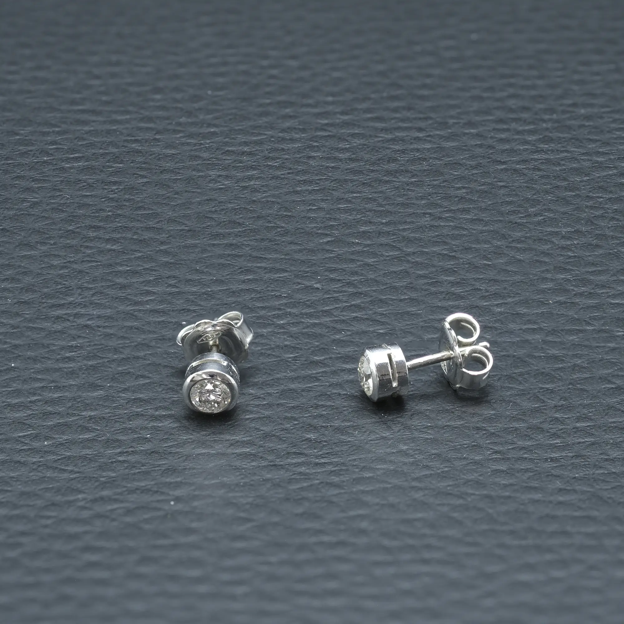 18ct White Gold 0.50ct Diamond Solitaire Stud Earrings - Image 2